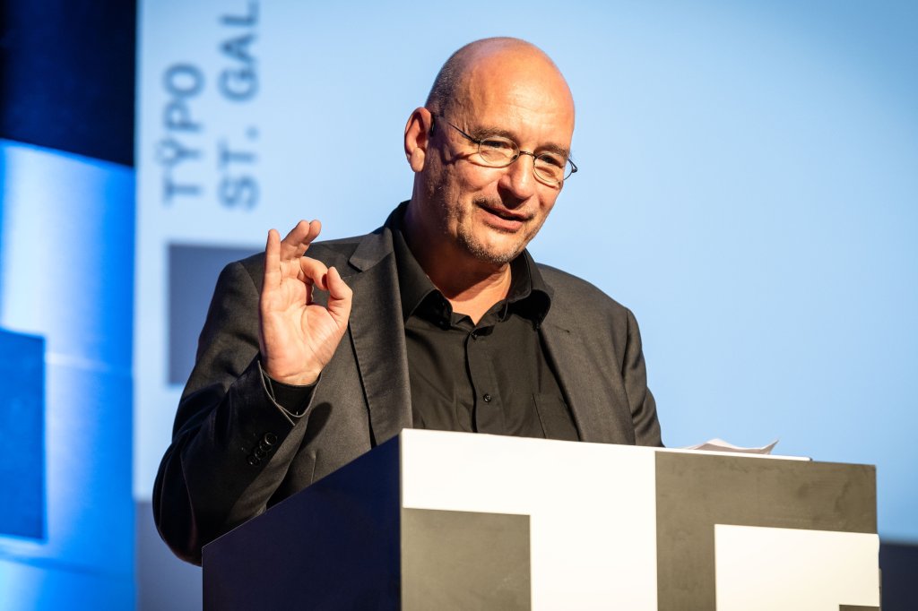 Boris Kochan bei seiner kurzen Laudatio anlässlich des 90. Geburtstags von Jost Hochuli 2023 in St. Gallen, fotografiert von Michael Bundscherer.